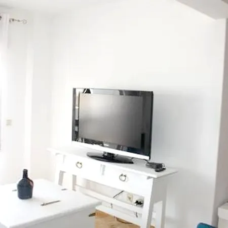 With 2 Bedrooms In With Wonderful Sea View And Furnished Terrace 200 M From The Beach Apartamento *